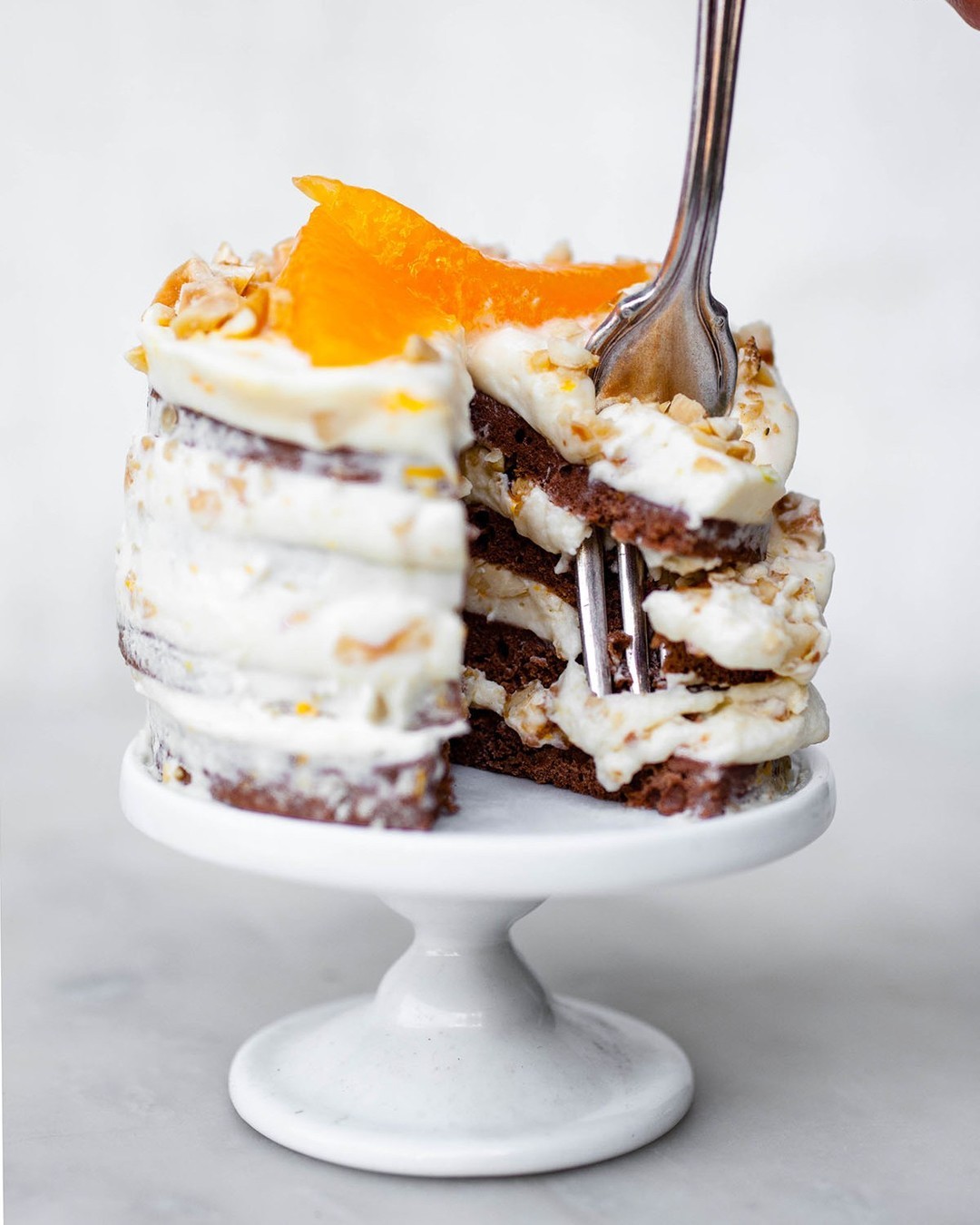 Chocolate Orange Tiramisu 😍 You love chocolate, you love tiramisu, so how could you not love Chocolate Tiramisu with Oranges and Hazelnuts? The perfect treat for any time of day🙌  Recipe is linked in our profile.