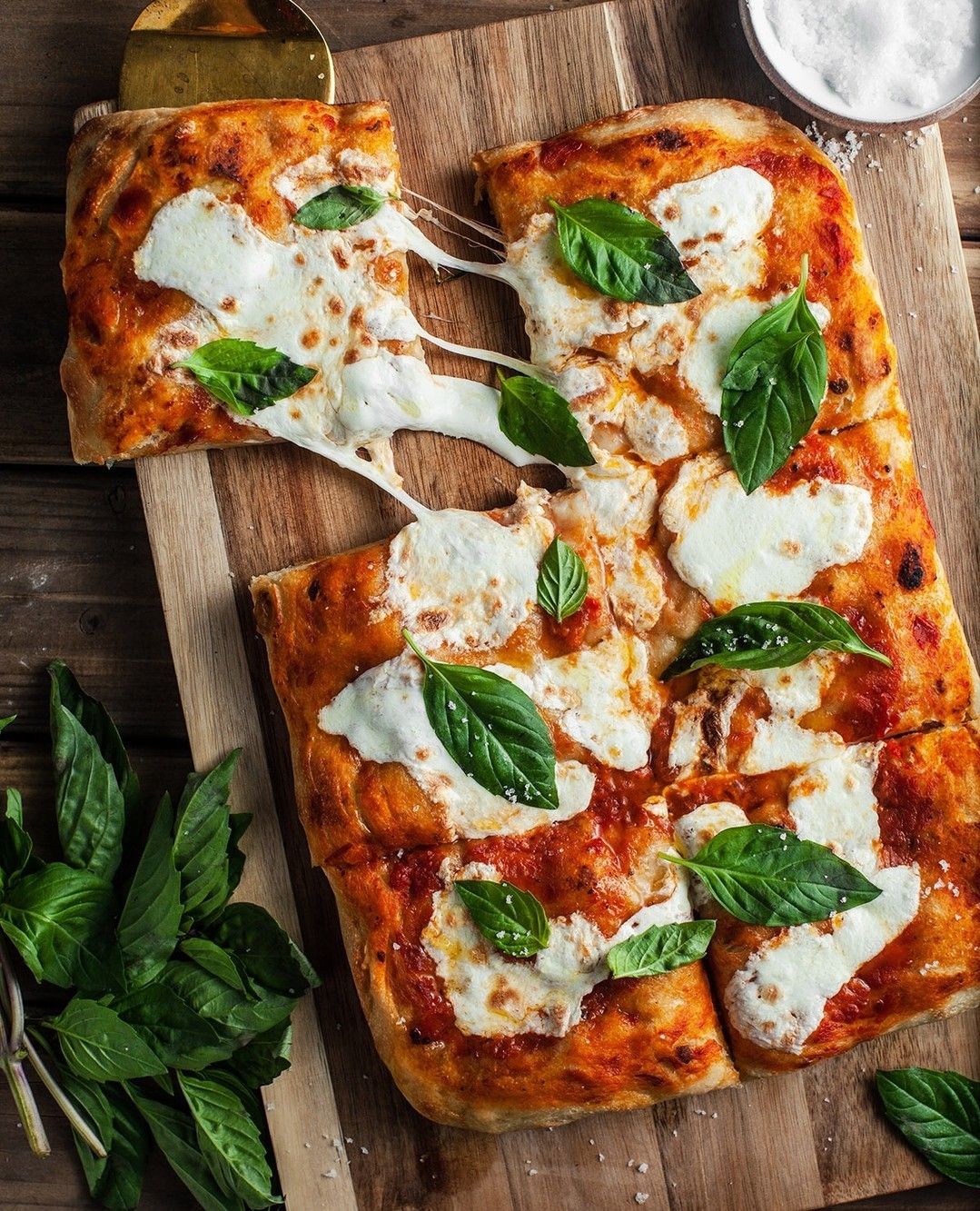 Learn how to make the classic grandma pizza with this recipe🍕 A Grandma is a pan pizza. It's not as fluffy as a Sicilian, nor as thin as a Neapolitan. Grandma pies are easy to prep and perfect for just about any topping, making them perfect for pizza parties!