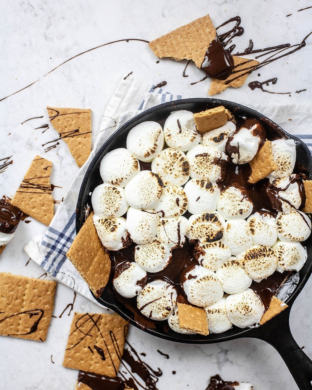 On #NationalSmoresDay we’re taking our s'mores experience to a whole new level with this s'mores skillet! What's better on a summer night than chocolate, marshmallows, and graham crackers? Recipe is linked in our bio.